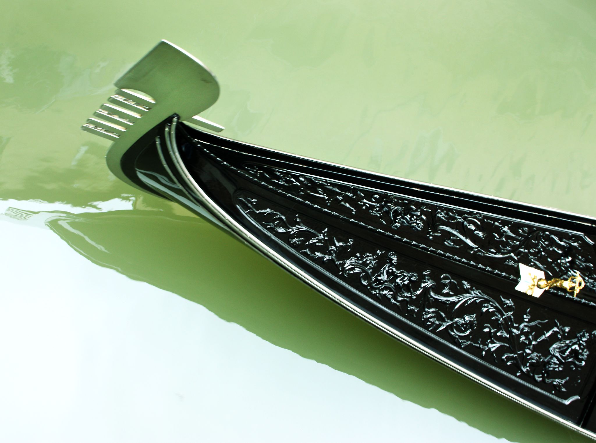 Groene waterreflectie gondel Venetië  - Eiko Waleson